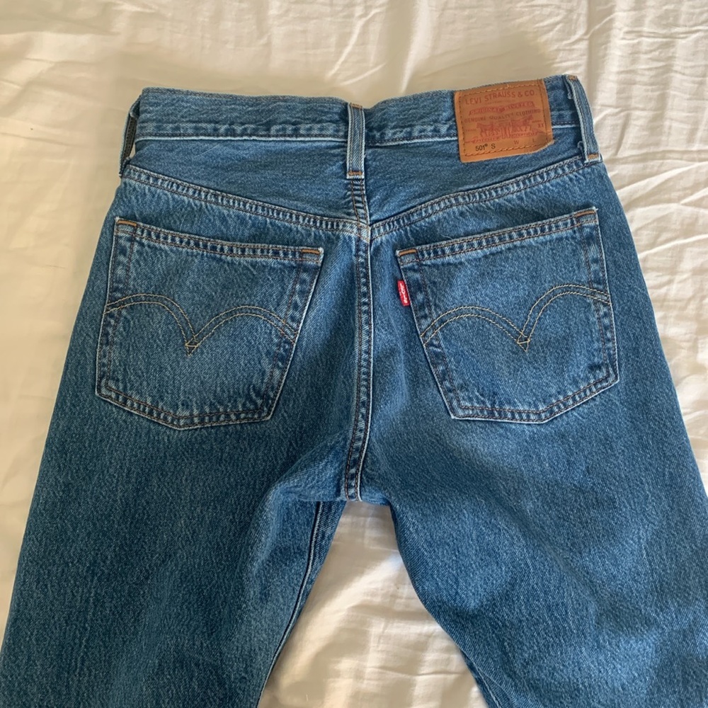 distressed levi’s skinny/slim jeans